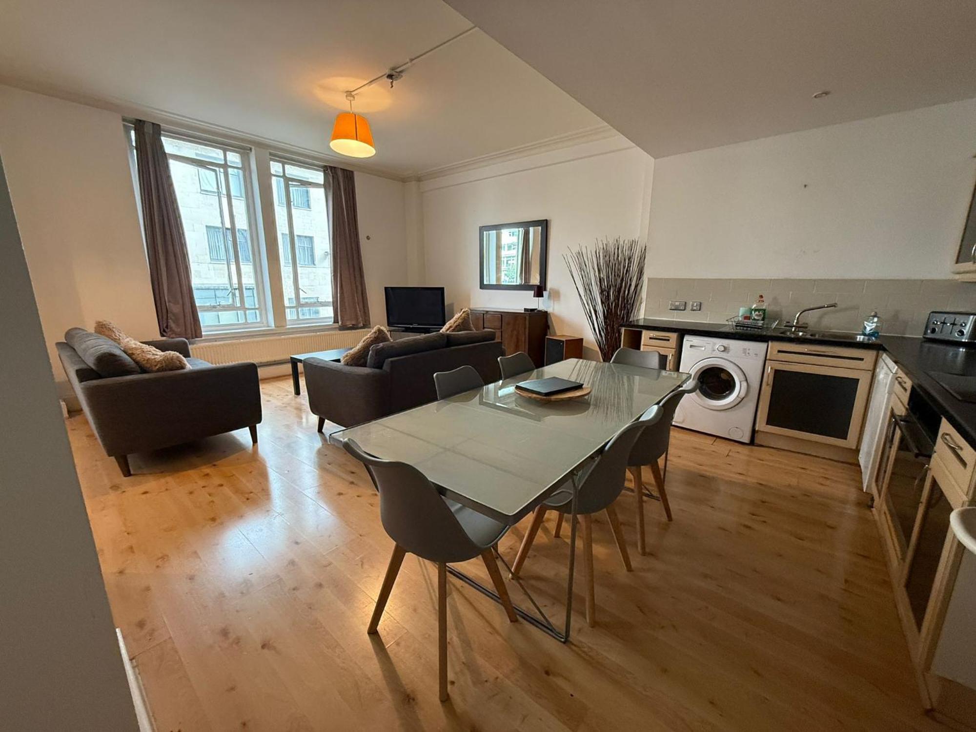 Large Centre Apartment *